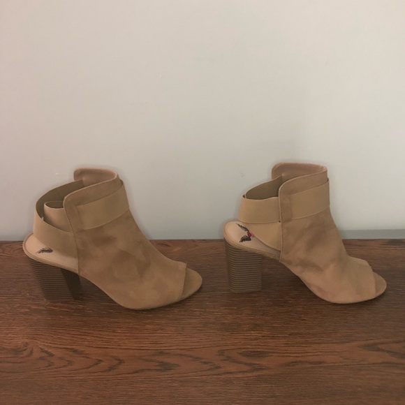 Gently used 8.5 tan heels - Picture 3 of 7